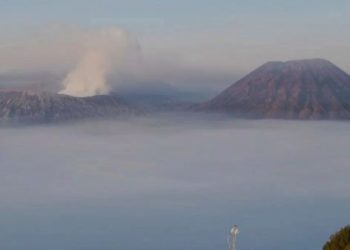 Bahaya!, Radius 1 Kilometer Kawah Gunung Bromo Disterilkan dari Wisatawan