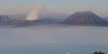 Bahaya!, Radius 1 Kilometer Kawah Gunung Bromo Disterilkan dari Wisatawan. (foto/ist)