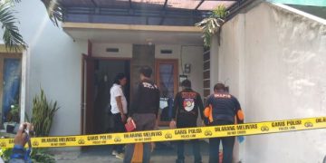 Guru SD Sekeluarga di Malang Tewas Diduga Bunuh Diri, Ini Kronologinya. Tampak TKP yang dipasang police line. (foto/Bacaini)