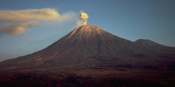 Gunung Semeru Erupsi Lagi, Berikut Himbauan Untuk Wisatawan. (foto ist/wikipedia)