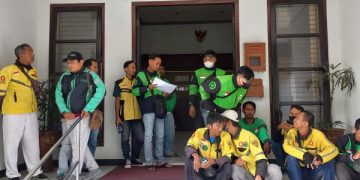 Puluhan Ojol Datangi Dishub Tulungagung Keluhkan Kenaikan Tarif . (foto/Bacaini)