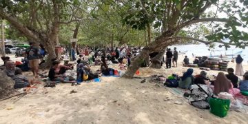Libur Nataru, Pasir Putih Trenggalek Panen Ribuan Wisatawan. (foto/Bacaini)