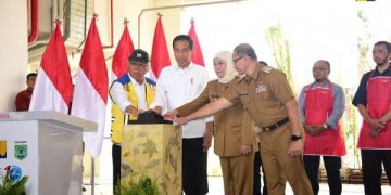 Momen Kocak Presiden Jokowi dan Menteri Basuki saat Meresmikan Pasar Induk Among Tani Kota Batu. (foto Sekretariat Presiden Youtube)