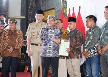 Bagi 500 Sertifikat Tanah di Bangkalan Madura, Raja Juli: Kado dari Presiden Jokowi
