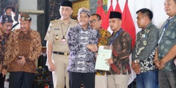 Bagi 500 Sertifikat Tanah di Bangkalan Madura, Raja Juli: Kado dari Presiden Jokowi. (foto/Bacaini)