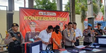 Miris! Bayar Umrah Rp64 Juta Calon Jamaah Tulungagung Hanya Sampai Jakarta. Tampak tersangka penipuan dan penggelapan perjalanan umrah di Mapolres Tulungagung. (foto/Bacaini)