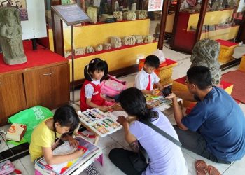 Anak-anak peserta lomba mewarnai didampingi orang tua masing-masing. Foto: Ist