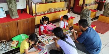 Anak-anak peserta lomba mewarnai didampingi orang tua masing-masing. Foto: Ist