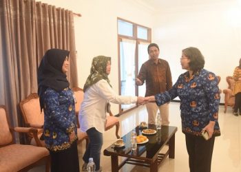 Pj Wali Kota Kediri menyambut kedatangan Kepala BPJS Ketenagakerjaan dan staf perwakilan Dinkop UMTK di rumah dinas. Foto: Ist