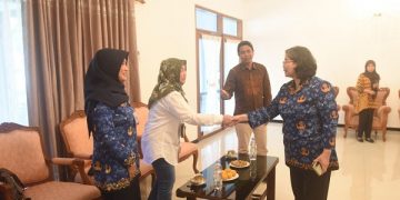 Pj Wali Kota Kediri menyambut kedatangan Kepala BPJS Ketenagakerjaan dan staf perwakilan Dinkop UMTK di rumah dinas. Foto: Ist