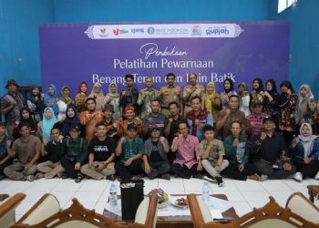 Perajin tenun ikat dan batik peserta pelatihan pewarnaan. Foto: Ist
