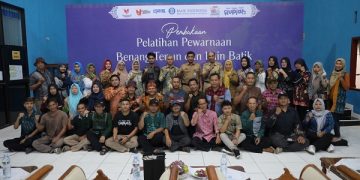 Perajin tenun ikat dan batik peserta pelatihan pewarnaan. Foto: Ist