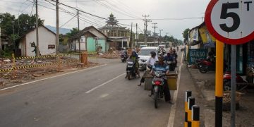 Pelebaran akses jalan menuju Bandra Kediri. Foto: Ist