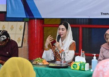 Novita Hardini saat memberikan pembekalan parenting kepada wali murid TK Pembina. Foto: Ist