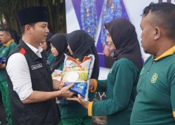 Bupati Arifin serahkan bantuan sembako. Foto: Ist