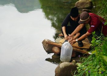 Bupati Arifin saat menebar benih ikan di Desa Bogoran. Foto: Ist
