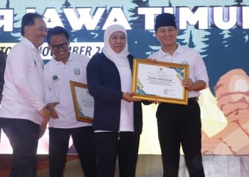 Bupati Arifin terima penghargaan dalam Jambore Perhutanan Sosial Jawa Timur 2023. Foto: Ist
