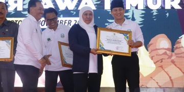 Bupati Arifin terima penghargaan dalam Jambore Perhutanan Sosial Jawa Timur 2023. Foto: Ist