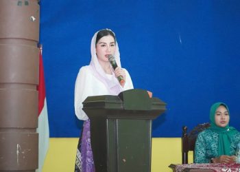 Novita Hardini saat memberikan sambutan dalam kegiatan pelatihan budidaya anggrek. Foto: Ist