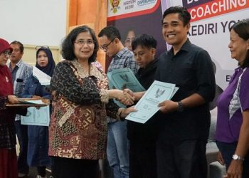 Pj Wali Kota Kediri Zanariah menyerahkan sertifikat halal bagi salah satu pelaku UMKM. Foto: Ist