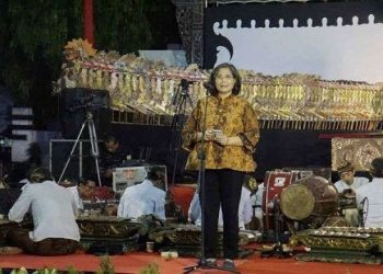 Pj Wali Kota Kediri memberikan sambutan sebelum pagelaran wayang dimulai. Foto: Ist