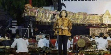Pj Wali Kota Kediri memberikan sambutan sebelum pagelaran wayang dimulai. Foto: Ist