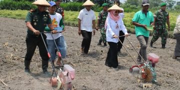 Mbak Dewi bersama Letkol Aris menanam bibit jagung dalam Kegiatan Gerakan Nasional Ketahanan Pangan Tahun 2023. Foto: Ist