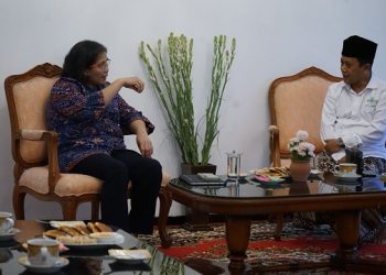 Pj Wali Kota Kediri Zanariah berbincang dengan Ketua PCNU Kota Kediri Gus Ab di rumah dinas. Foto: Ist
