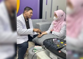 Dokter Fundhi Khrisna mempraktekkan penggunaan alat EME Polyter Evo. Foto: Ist