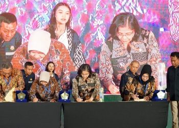 Pj Wali Kota Kediri Zanariah menandatangani BAST Hibah Barang Milik Negera Infrastriktur Badan Geologi Kementerian ESDM di Surabaya. Foto: Ist