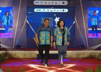 Zanariah saat berjalan di catwalk dalam pembukaan Kadin Award 2023. Foto: Ist