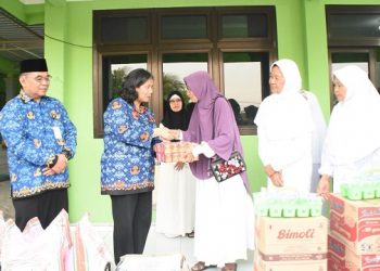 Pj Wali Kota Kediri Serahkan Bantuan ke Panti Asuhan dan Pondok Lansia