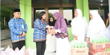 Pj Wali Kota Kediri Serahkan Bantuan ke Panti Asuhan dan Pondok Lansia