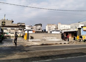 Kantong parkir kendaraan roda empat di Jalan Stasiun Kota Kediri. Foto: Bacaini/Novira