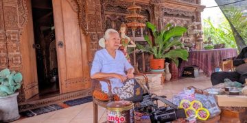 Ditemui Aparat Pasca Orasi Soal Netralitas di Kampus Surabaya, Aktivis Batu Minta Maaf . Tampak aktivis Agung Shinta. (foto/ist)