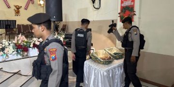 Jelang Perayaan Natal, Warga Nganjuk Diminta Waspada. Tampak petugas Polres Nganjuk sedang melakukan penyisiran di gereja. (foto/Humas Polres Nganjuk)