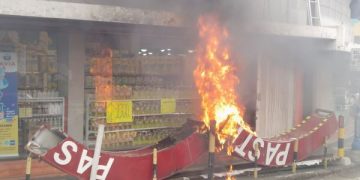 Kayu Tangan Heritage Malang Nyaris Terbakar. Reklame lampu neon box yang terbakar di bangunan lawas pertokoan Avia Kota Malang. (Foto: Damkar Kota Malang)