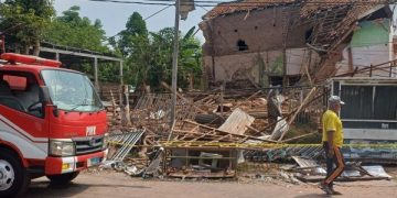 Ledakan Diduga Mortir di Gudang Besi Tua Bangkalan, 1 Tewas 2 Luka Berat. (foto/Bacaini)