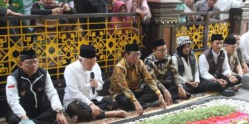 Ziarahi Makam Gus Dur di Jombang, Mahfud MD Bicara Penghapusan Debat Cawapres. (foto/ist)