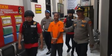 Tergiur Harga Mobil Murah di Medsos, Ibu RT di Trenggalek Kehilangan Uang Puluhan Juta. Tampak pelaku penipuan yang ditangkap Polres Trenggalek. (foto/Bacaini)