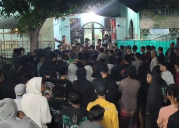 Polisi menenangkan massa usai keributan di Masjid Al Muttaqun di Kelurahan Manisrenggo, Kota Kediri. Foto:bacaini/AK Jatmiko