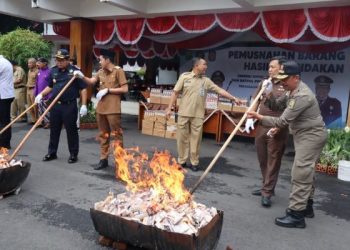 Trenggalek Surga Rokok Ilegal, Ratusan Ribu Batang Dimusnahkan di Pendopo Kabupaten