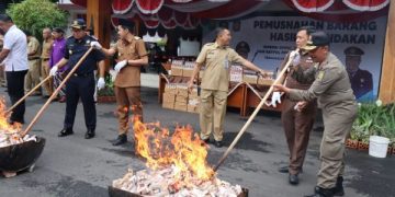Trenggalek Surga Rokok Ilegal, Ratusan Ribu Batang Dimusnahkan di Pendopo Kabupaten. (foto/Bacaini)