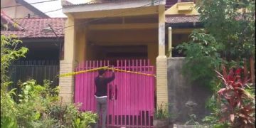 Suami Mutilasi Istri di Malang, Potongan Tubuh Korban Sempat Diletakkan di Teras Rumah. Tampak rumah pelaku dan korban. (foto/Bacaini)