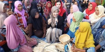Janji Siti Atikoh, Istri Ganjar Pranowo Saat Bertemu Pengerajin Bambu Trenggalek. (foto/Bacaini)