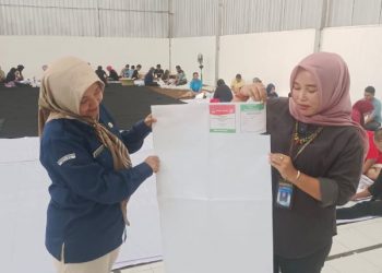 Sortir Surat Suara Pemilu 2024 Berlangsung 14 Jam, Bawaslu Blitar Temukan Kerusakan