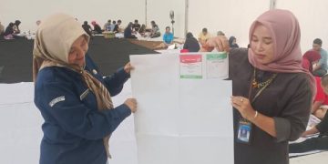 Sortir Surat Suara Pemilu 2024 berlangsung 14 Jam, Bawaslu Blitar Temukan Kerusakan. (foto/ist)