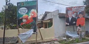 APK Caleg Partai Pendukung Ganjar-Mahfud di Blitar Dirusak Massa: Apa Salah Ganjar? . (foto/ist)