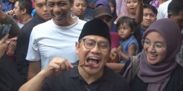 Cak Imin Kampanye di Jombang Bagi-bagi Sate Madura dan Es Godir: Dibriefing Cucu. (foto/Bacaini)