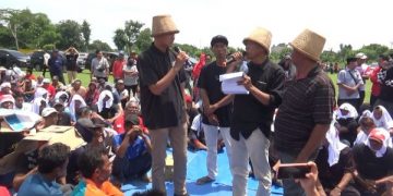 Ganjar Bertemu Petani Tebu di Nganjuk, Diwaduli Soal Tikus Ndas Ireng. (foto/Bacaini)